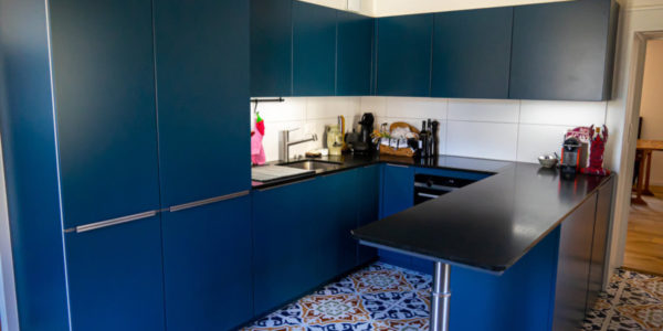 Mélange de moderne et d’ancien pour cette cuisine bleue