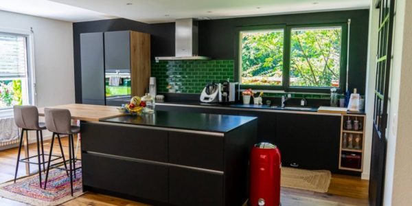 Une cuisine noire et bois, feutrée et chaleureuse
