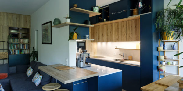 Cuisine bleue et bois et rangements sur-mesure pour ce relooking d’appartement