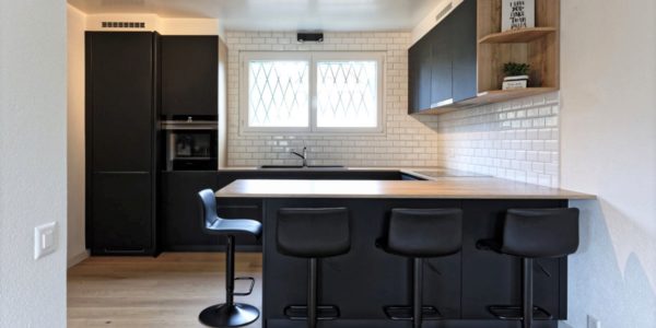 Total look noir et touches de bois pour cette cuisine monochrome et épurée