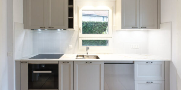 Charme d’antan et matériaux d’exception pour cette cuisine traditionnelle réinventée